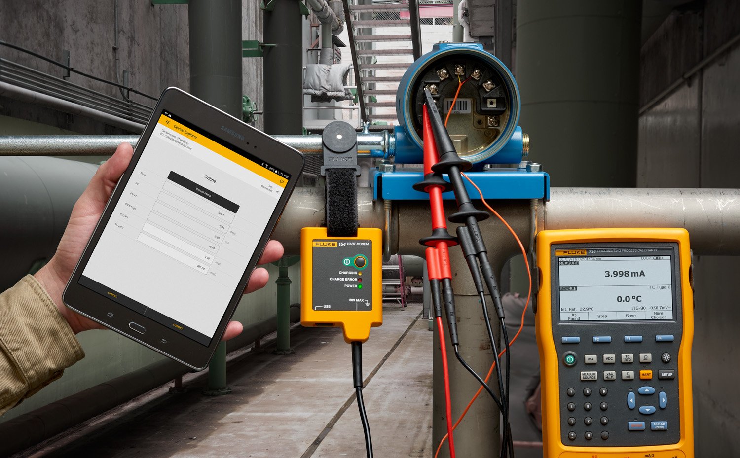 A Fluke 754 Documenting Process Calibrator in use with a Fluke 154 HART Communicator. A Fluke 754 Documenting Process Calibrator in use with a Fluke 154 HART Communicator.