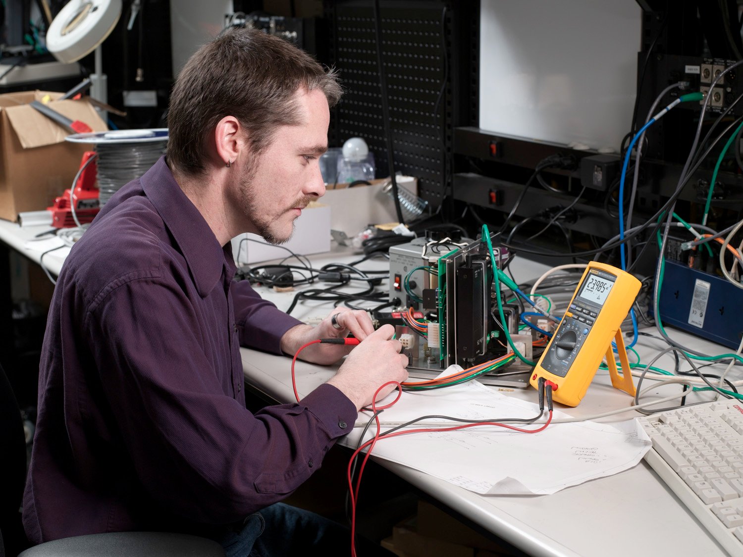 Um engenheiro da Fluke trabalha com o multímetro digital Fluke 189
