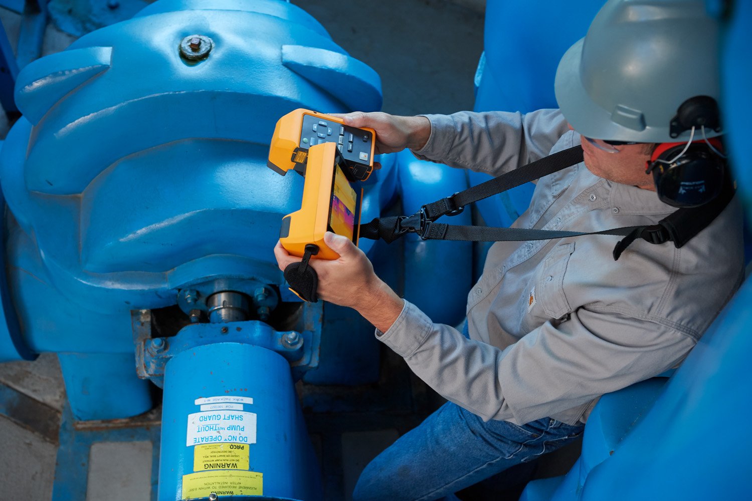 Inspecting a motor with an infrared camera Inspecting a motor with an infrared camera
