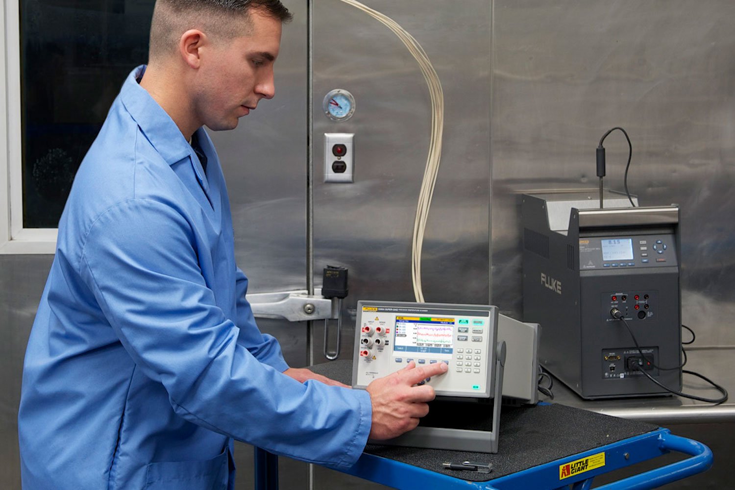 Calibración automatizada del sensor de temperatura con el Super-DAQ 1586A Fluke Calibration Super-DAQ monitors temperate and source stability