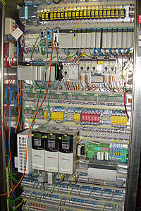 Les armoires d'automatismes contiennent des câblages électriques, de commande et de communication