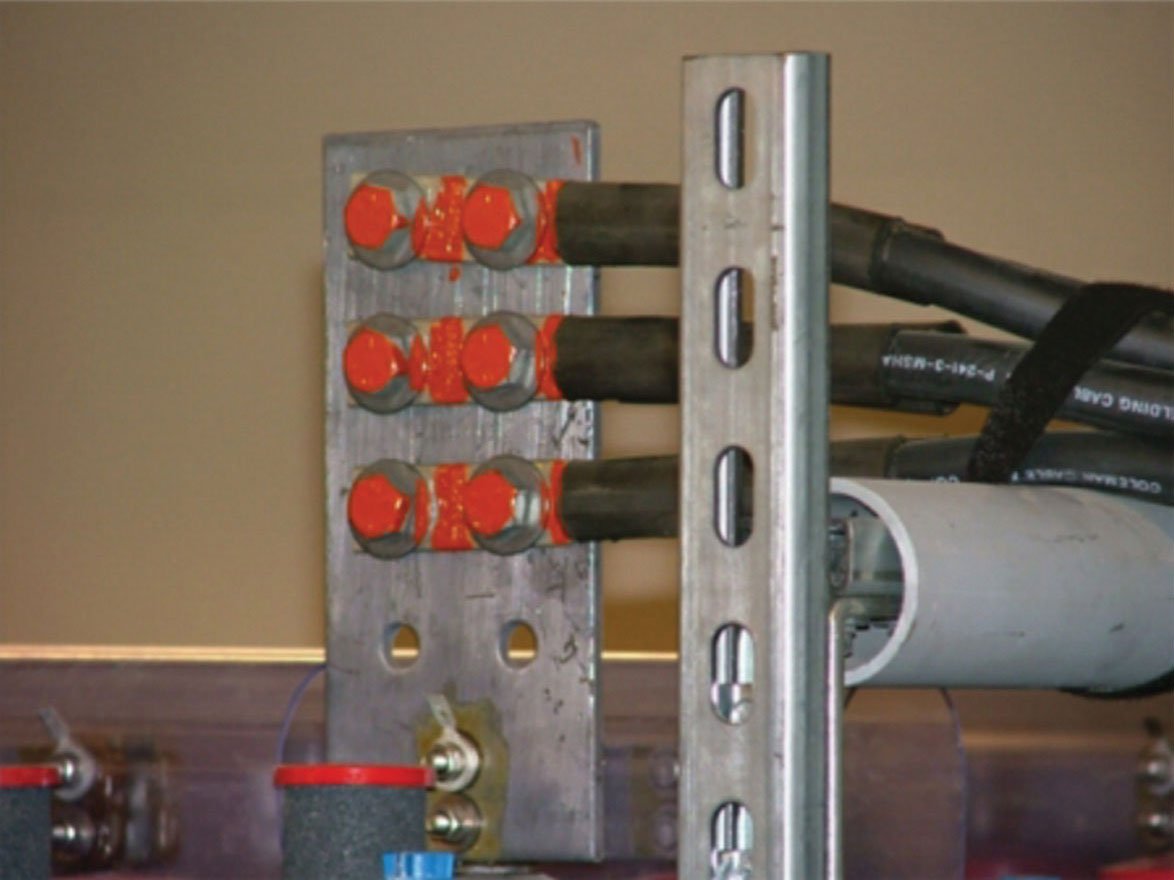 Una imagen térmica cubre una imagen clara visible de un conector de alta resistencia Una imagen térmica cubre una imagen clara visible de un conector de alta resistencia