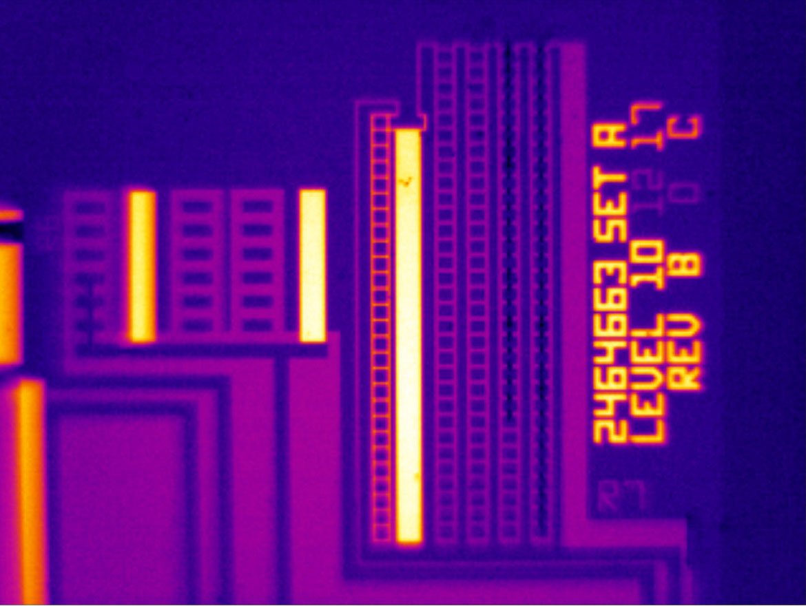 Снимок чип резистора, выполненный объективом для макросъемки с разрешением 25 микрон