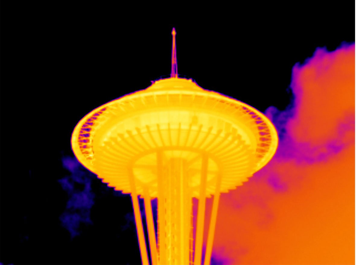 Infraröd bild av Seattle Space Needle tagen med teleobjektiv från Fluke med 2 gångers förstoring