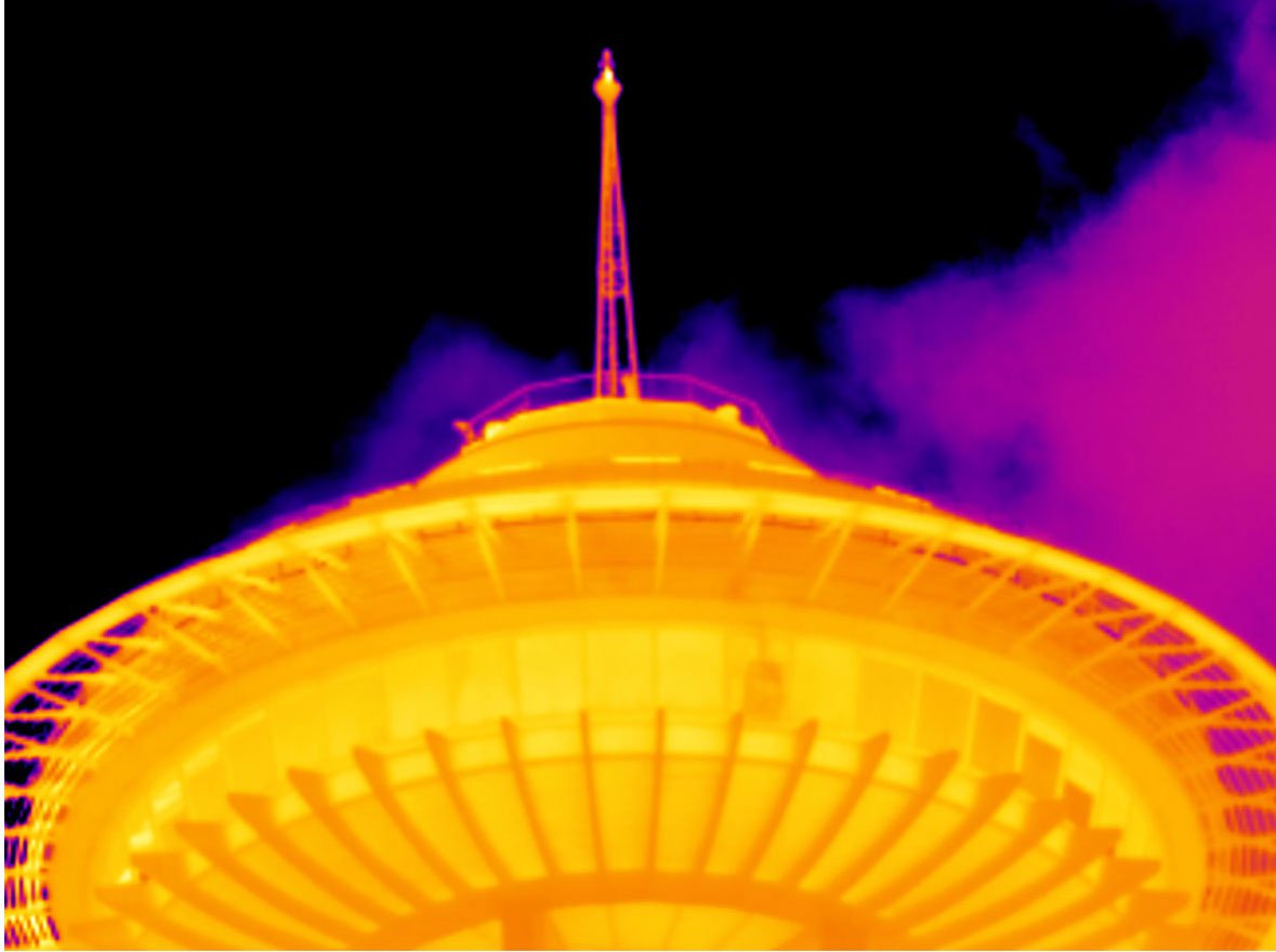 Infraröd bild av Seattle Space Needle tagen med teleobjektiv från Fluke med 4 gångers förstoring