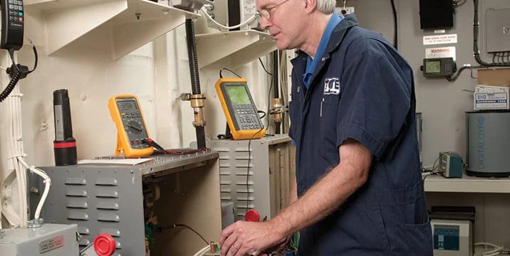 Technicien comparant un oscilloscope à un multimètre