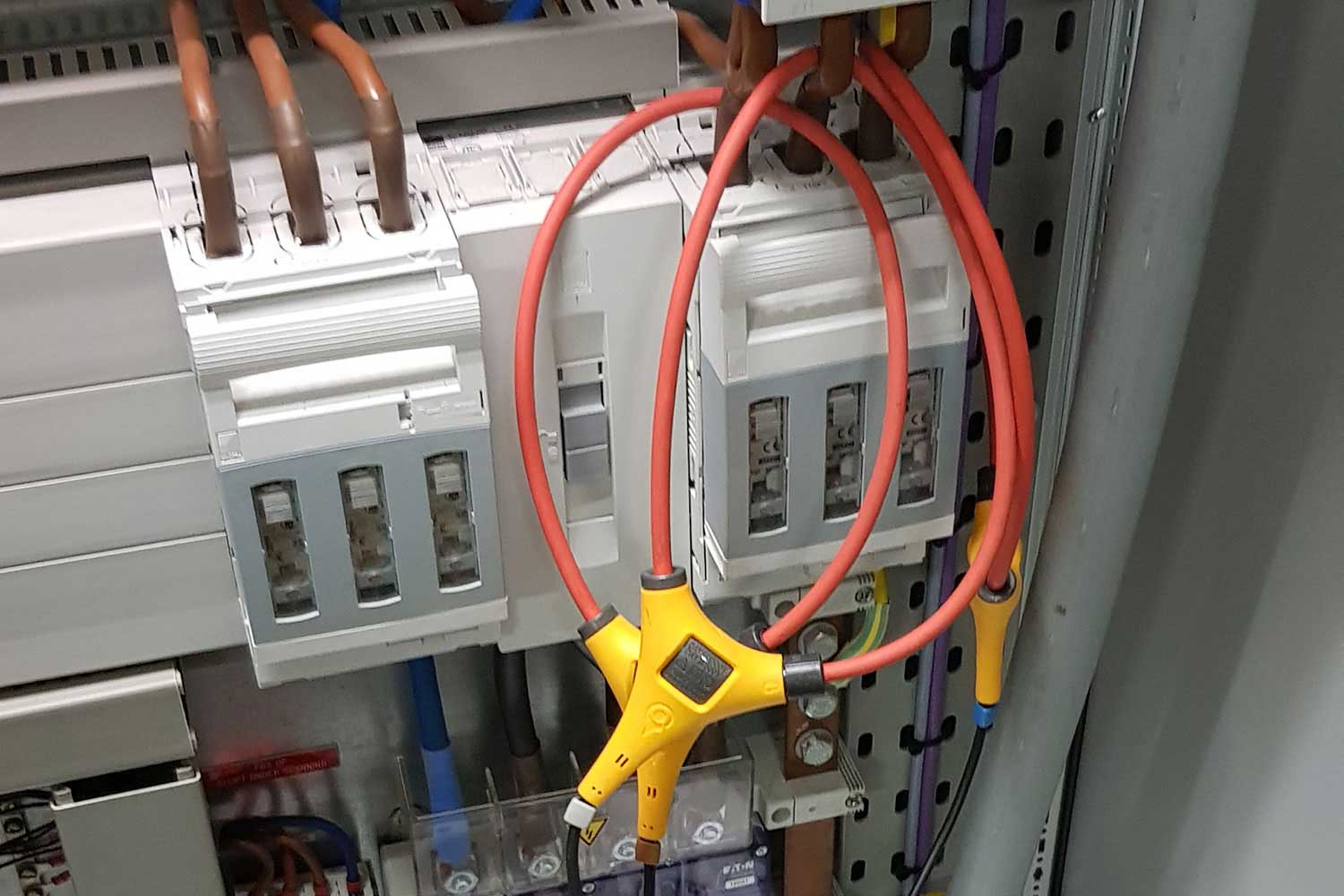 De Fluke 435-II werd gebruikt voor het meten van het verschil tussen ingang en uitgang De Fluke 435-II werd gebruikt voor het meten van het verschil tussen ingang en uitgang