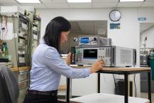 5560A calibrating a 6.5-digit meter 5560A calibrating a 6.5-digit meter