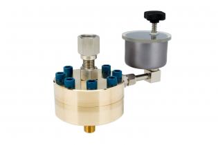 Fluke Calibration P5521 and P5522 Liquid-to-Liquid Separators Fluke Calibration P5521 and P5522 Liquid-to-Liquid Separators