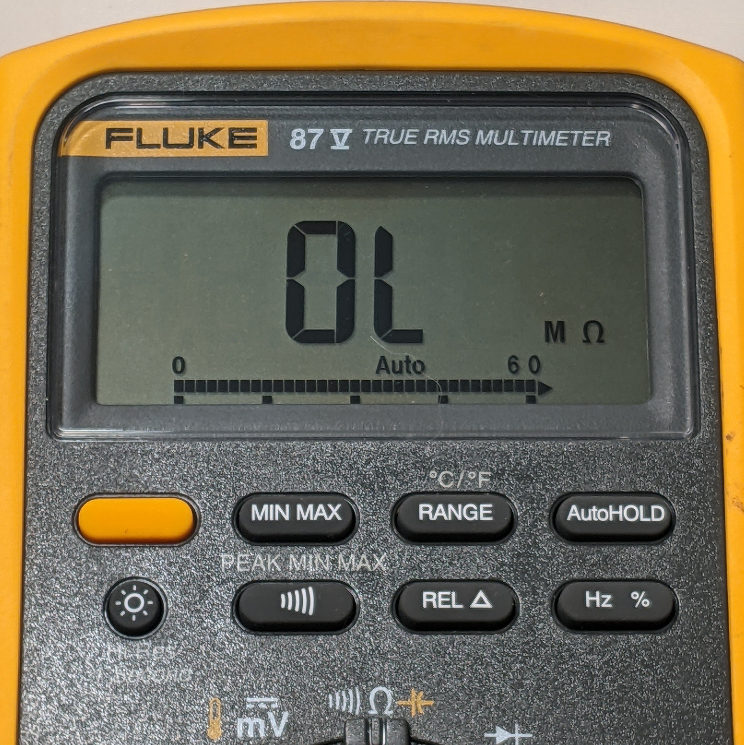Bezpečnostní upozornění k multimetrům Fluke řady 8xV – Zobrazení hodnoty odporu OL