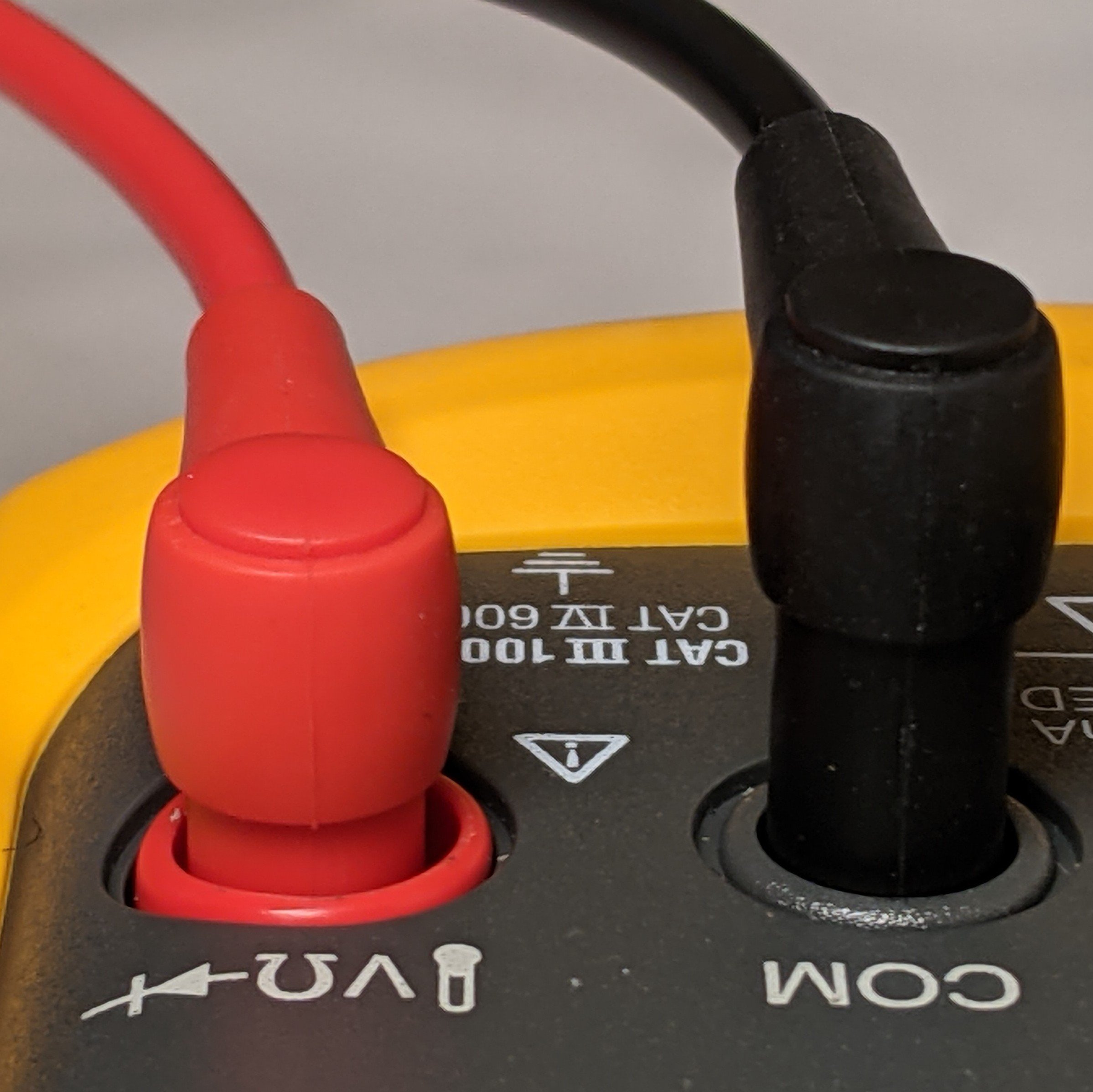 Thông báo an toàn Fluke 8x V - Bù cáp đo màu đen với cáp màu đỏ đã cắm