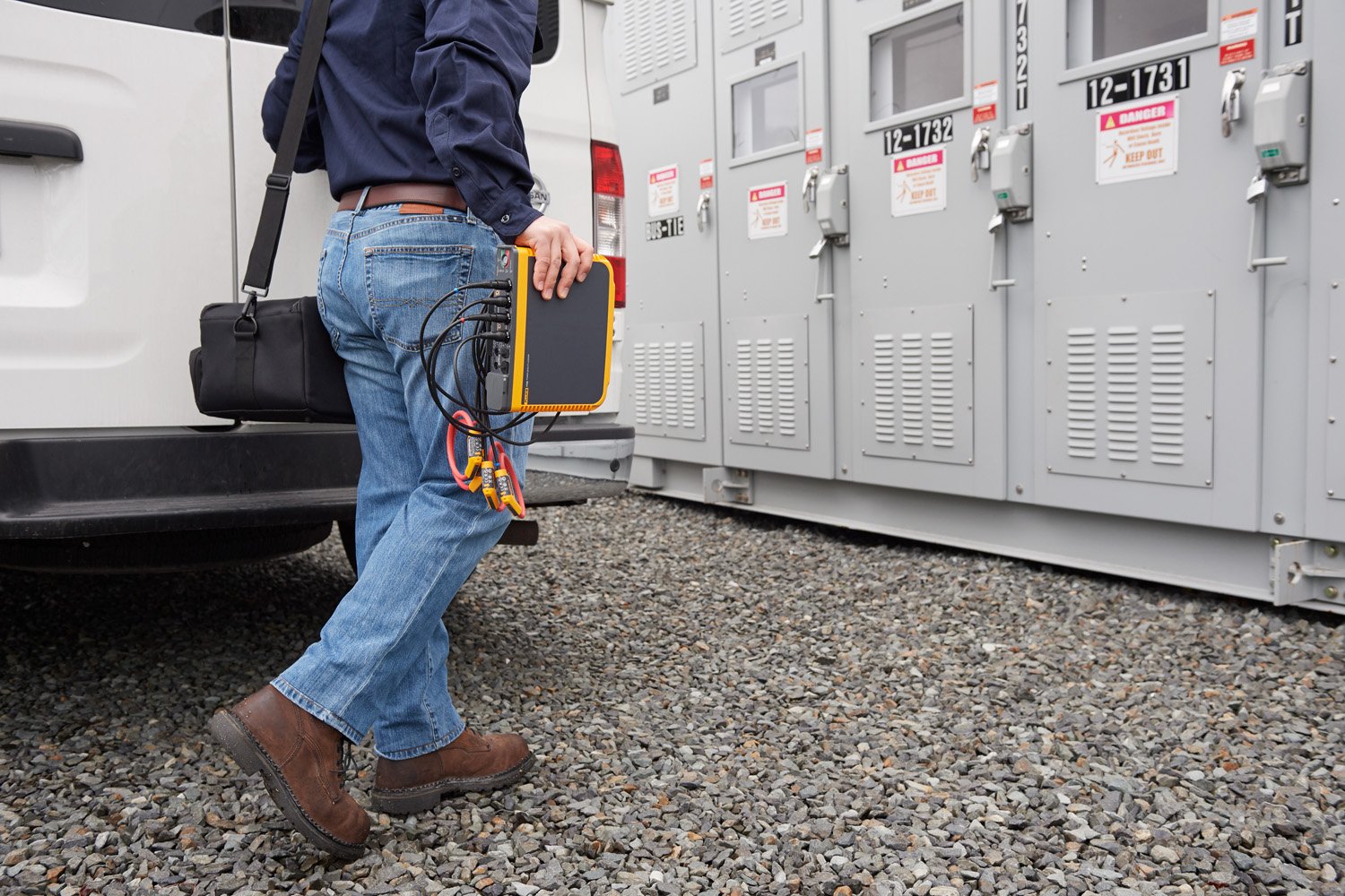 Preparing to perform a load study using the Fluke 1746 Power Logger.