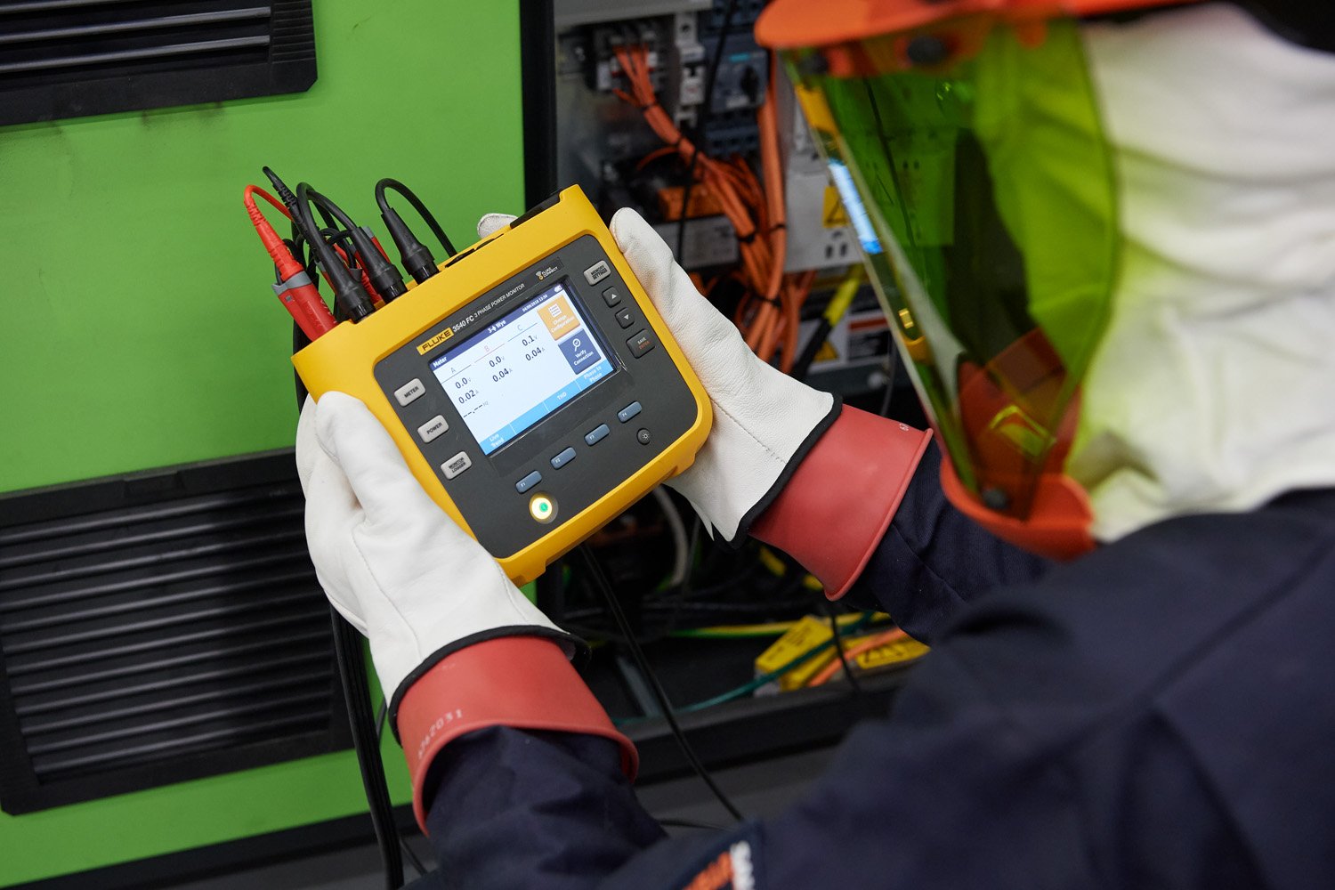 A user looks at data on the Fluke 3540 FC Three-Phase Power Monitor.