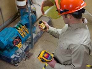 Technician reviewing measurements from Fluke Connect<sup>®</sup> tools on smartphone