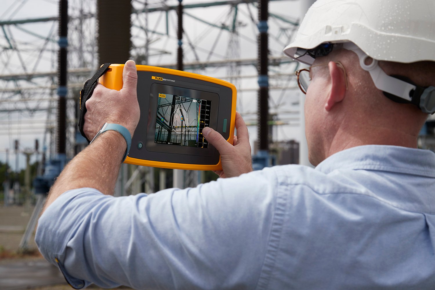 Detect partial discharge with the Fluke ii910 Precision Acoustic Imager