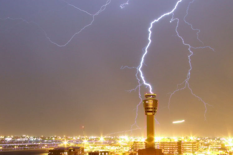 Sistemas de protección contra rayos para torres de control en