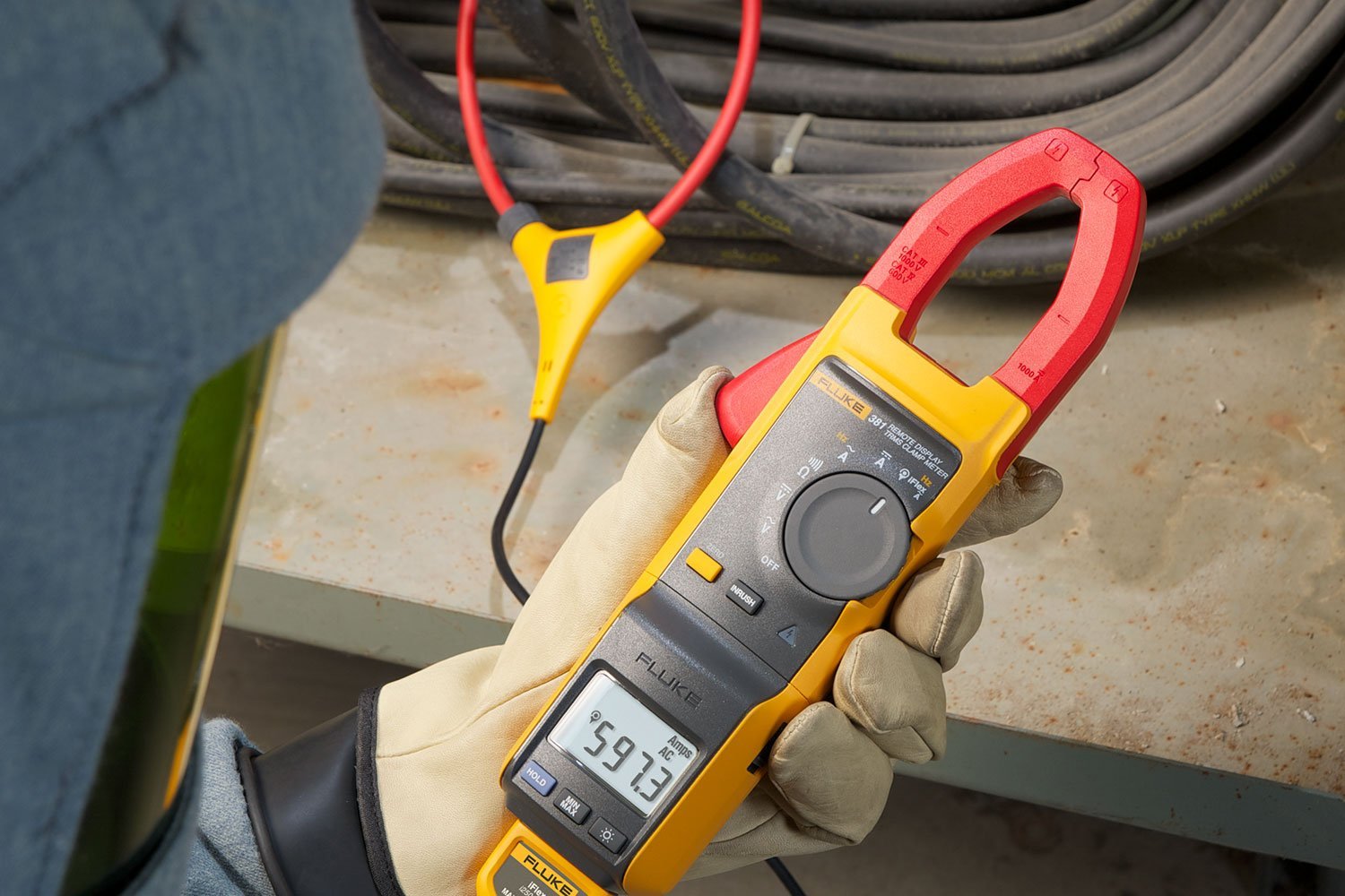 Testing voltage on commercial solar with the Fluke 381 Remote Display True-RMS AC/DC Clamp Meter with iFlex.