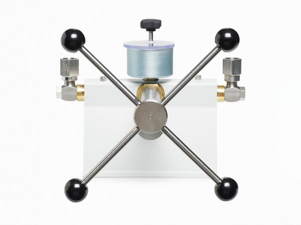 Pressure comparators and digital reference pressure gauges vs deadweight testers