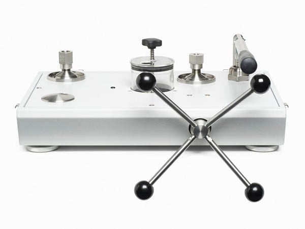 Pressure comparators and digital reference pressure gauges vs deadweight testers