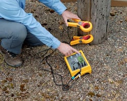 À la maison comme au travail, utilisez le détecteur de tension sans contact Fluke 2AC pour vérifier en toute sécurité si un conducteur est sous tension AC active ou non.