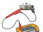 Figure 2. Connexion d'un oscilloscope pour mesurer la tension tampon DC positive et négative.
