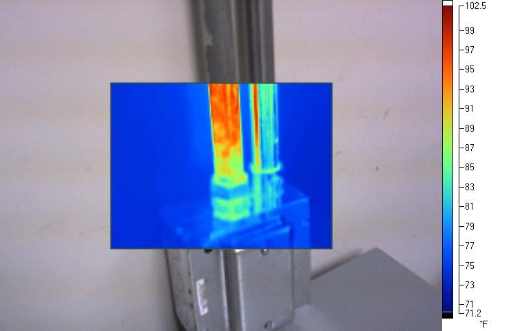 Inspection par images thermiques montrant le conducteursous tension (ou de phase) dans une conduite et le conducteur neutre dans l'autre.
