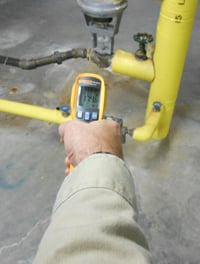 Prüfung des Kondensatabscheiders mit einem IR-Thermometer Fluke 62 MAX+.