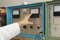 Verificación de que no fluye ninguna corriente durante las pruebas dieléctricas