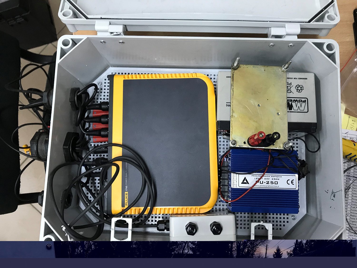 The (IP65) Fluke 1748 analyzer and other components were housed in a small prefabricated IP65 enclosure.