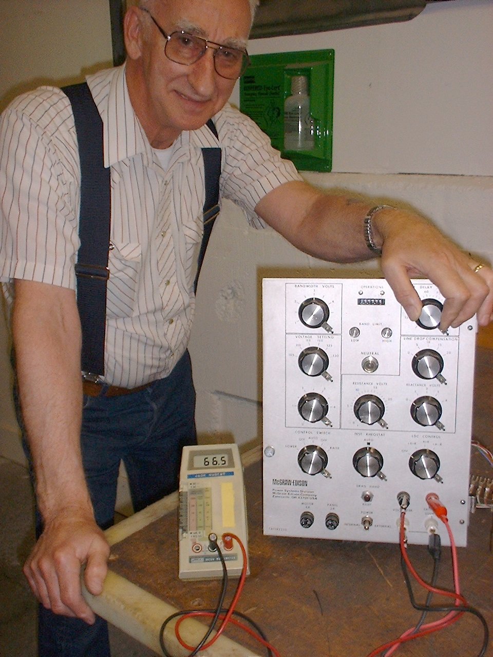 Jack Nugent, prezident společnosti Specialty Engineering, Inc. v roce 2004, a jeho přístroj 8020A.