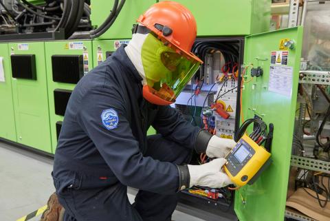 A user programming the Fluke 3540 FC Three-Phase Power Monitor at an asset.