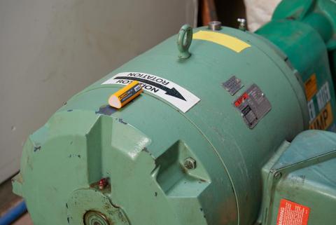 A Fluke 3561 FC Vibration Sensor is shown installed on a rotating asset.