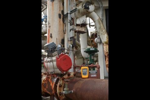 El comprobador de válvulas de lazo de mA Fluke 710 detecta los problemas de una válvula de control HART en una planta de procesos