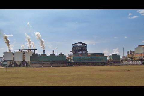 Zuckerfabrik, die ihre Heizkessel mit Zuckerrohrabfällen befeuert.