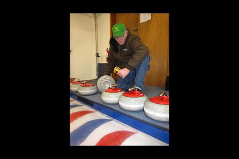 Dave Staveteig, Chef-Eismeister für USA Curling, verwendet das Infrarot-Thermometer Fluke 62, um die Temperatur eines Curlingsteins zu prüfen. Die Temperatur ist von entscheidender Bedeutung für das Zusammenspiel zwischen dem Eis und den Granitsteinen.