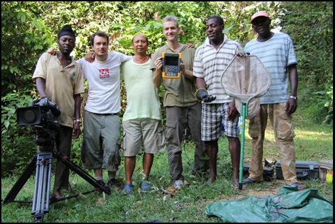 El profesor Will Crampton (con el dispositivo ScopeMeter) y el equipo de expedición Suriname. Cortesía de Windfall Films, Ltd.