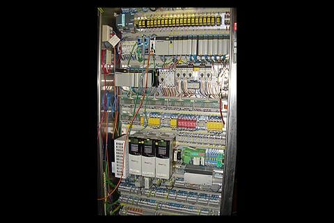 Los gabinetes de automatización contienen cableado de alimentación, control y comunicaciones