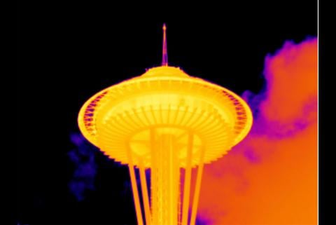termografi av Seattles Space Needle tatt med en 2x telelinse fra Fluke