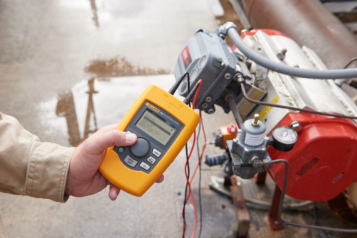 Technician using the Fluke 710 Process Calibrator