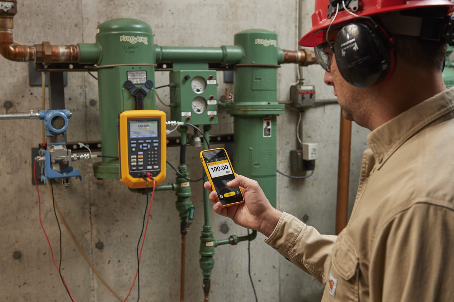 Man using a Fluke Process Calibrator for Commissioning, Troubleshooting, and Calibrating Equipment